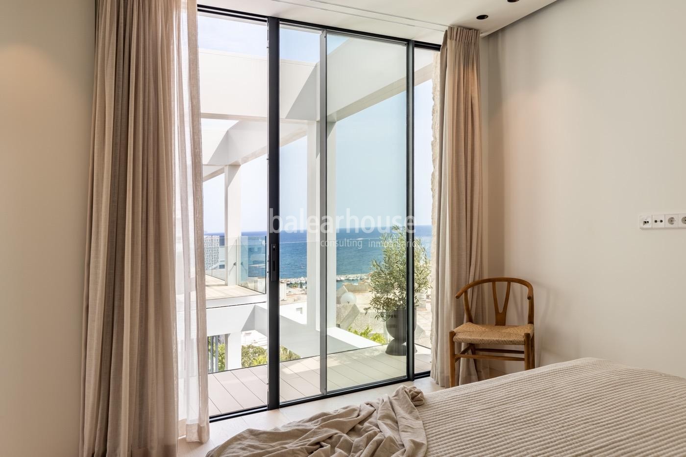 Excelente ático nuevo con magníficas vistas al mar y solárium privado con piscina en San Agustín