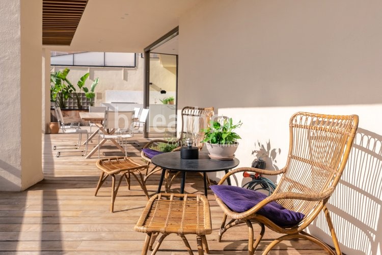 Excellent modern flat with stunning sea views and direct access to beautiful beaches.