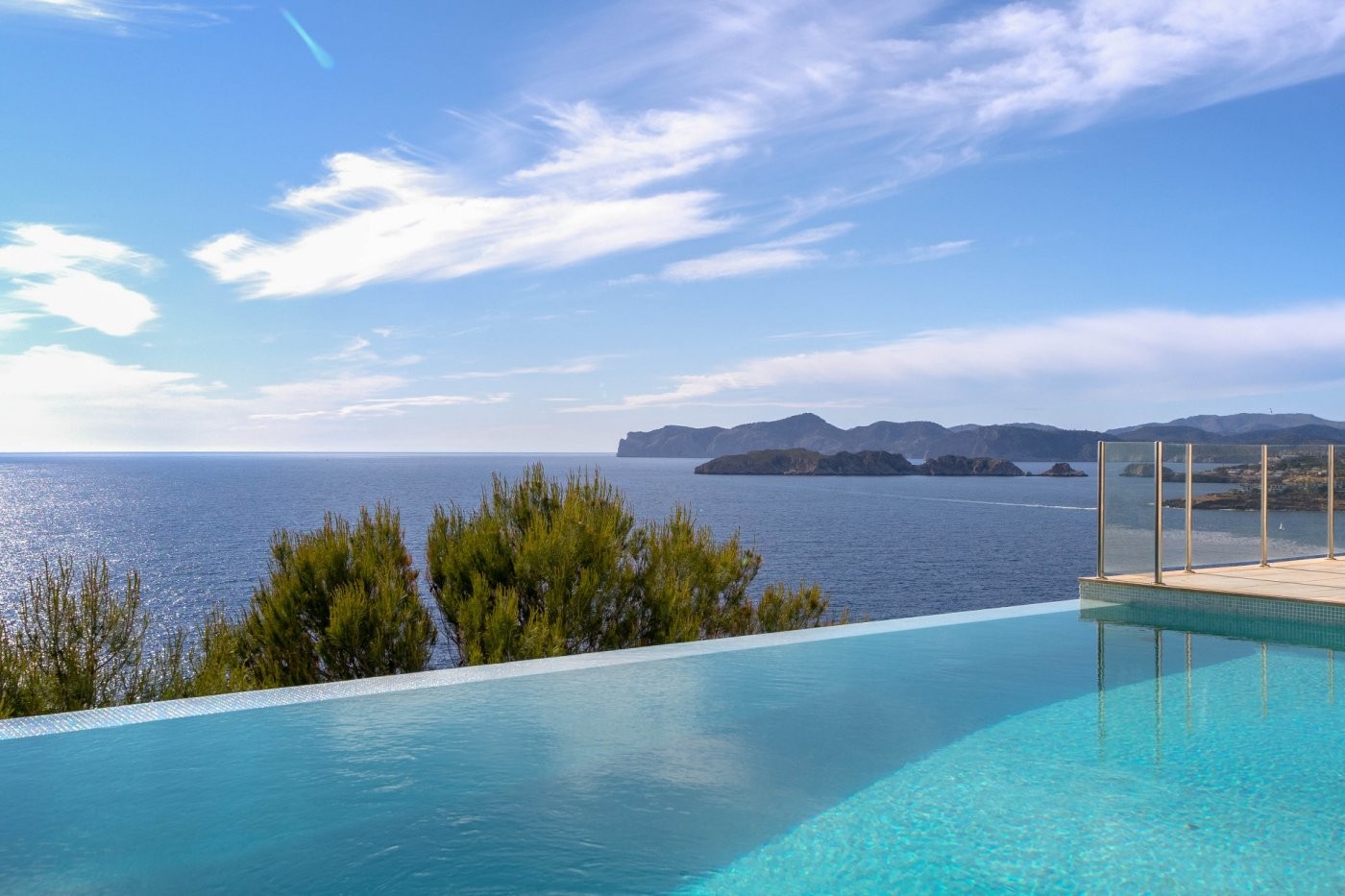 Villa en primera línea de mar en Port Adriano con impresionantes vistas