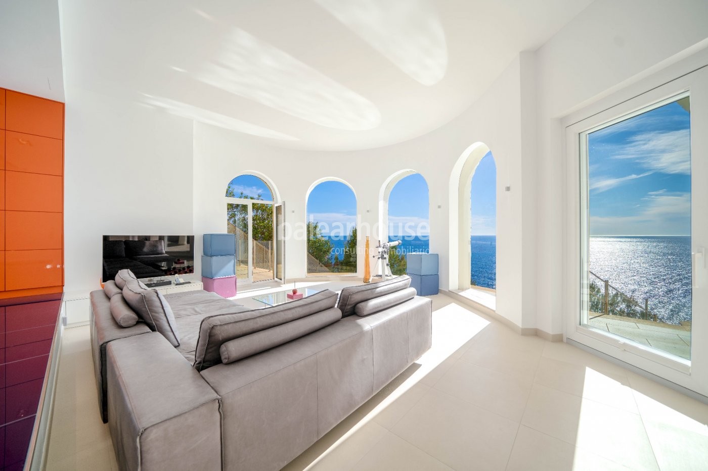 Villa en primera línea de mar en Port Adriano con impresionantes vistas
