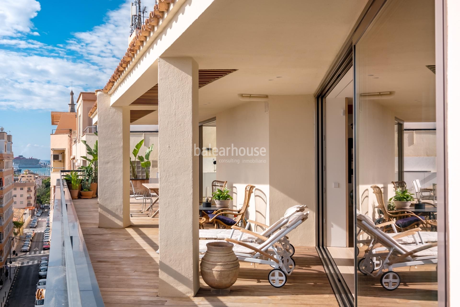 Außergewöhnliches Penthouse mit großer Terrasse und moderner Ästhetik im Zentrum von Palma.