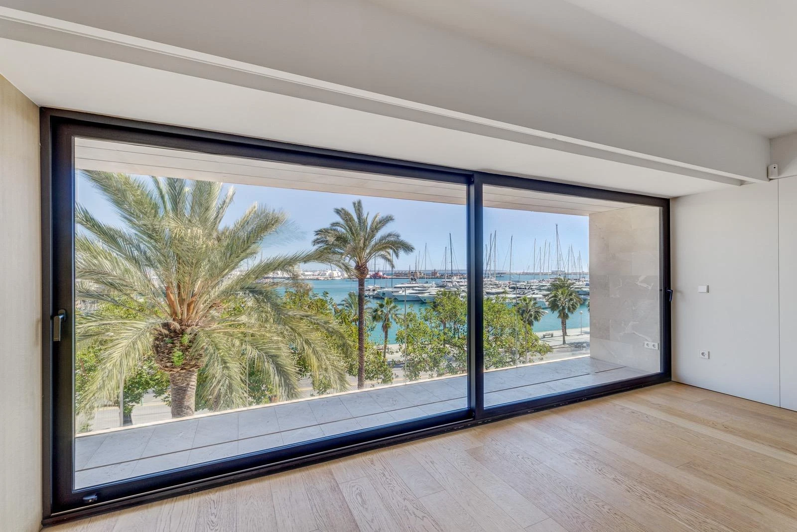 Exclusive new flats on the seafront of Palma where you can live the most contemporary luxury.