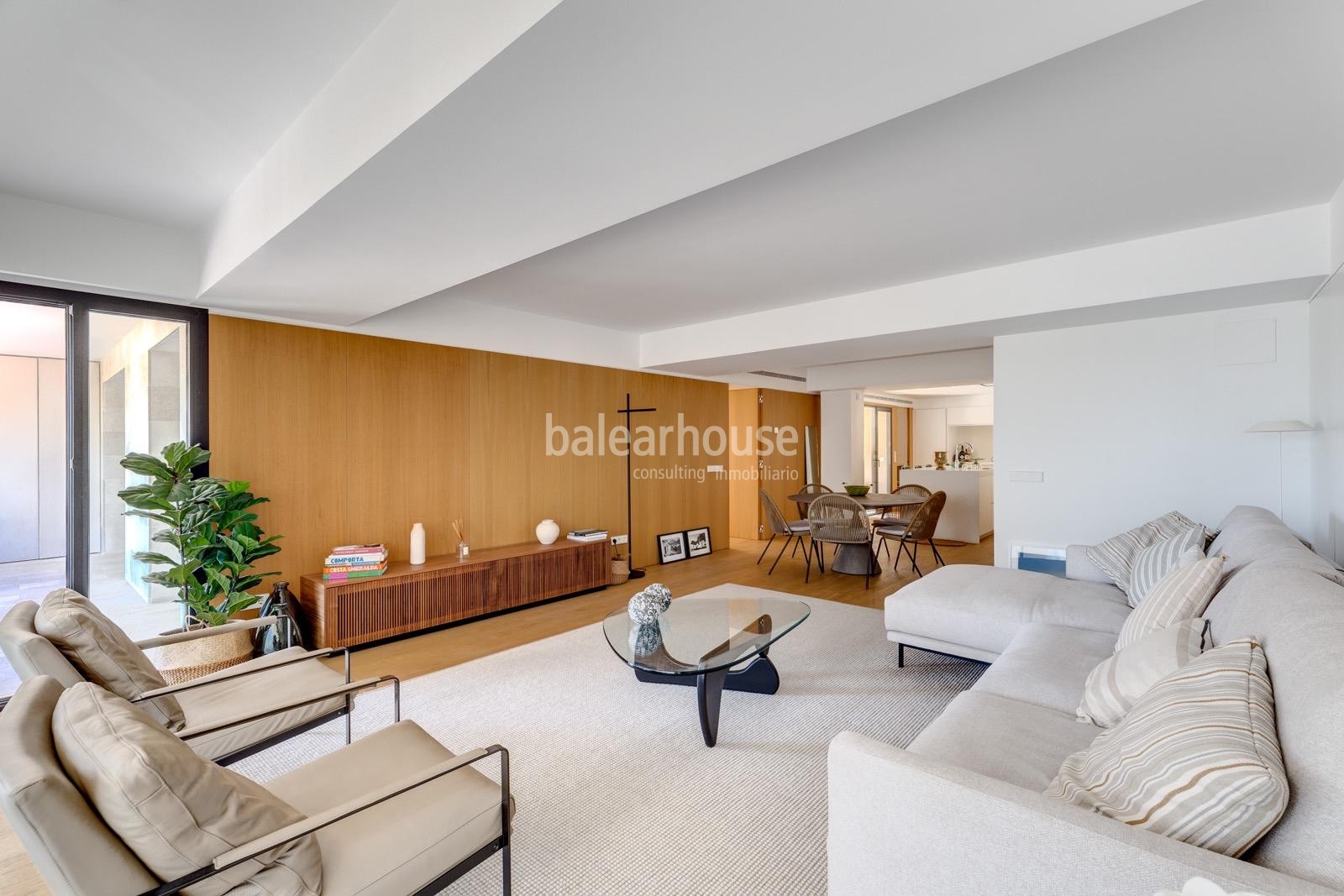 Exclusive new flats on the seafront of Palma where you can live the most contemporary luxury.