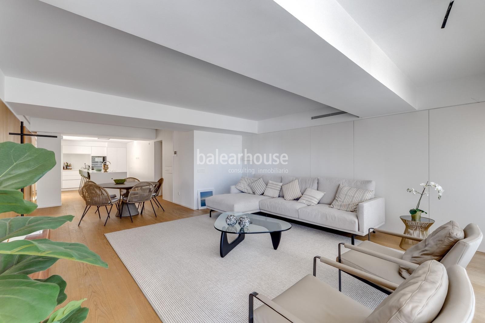 Exclusive new flats on the seafront of Palma where you can live the most contemporary luxury.