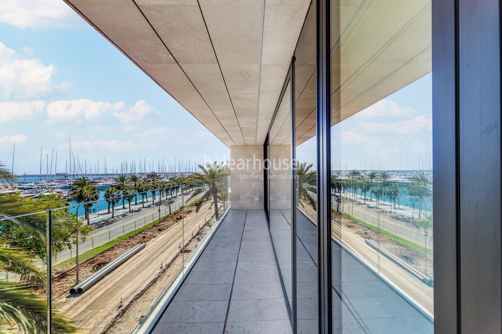 Exclusive new flats on the seafront of Palma where you can live the most contemporary luxury.