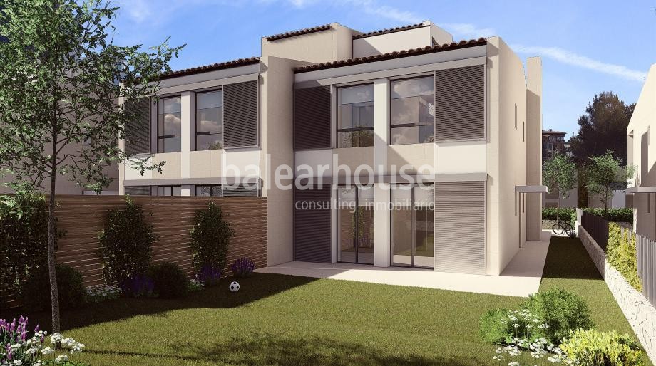 Modern newly built detached houses in the green area of Sa Teulera, with terrace and garden.