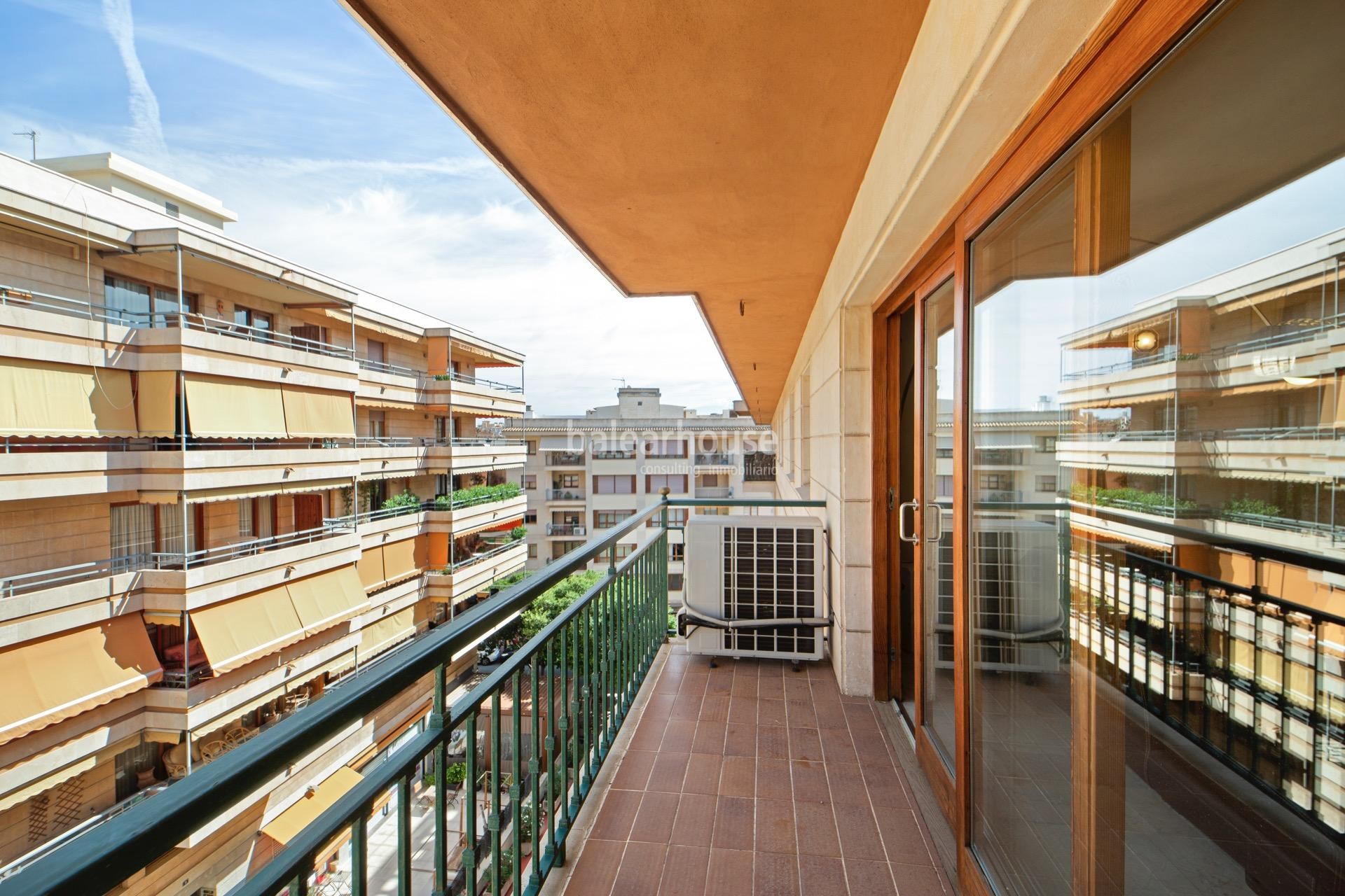 Hervorragende und helle Wohnung von großen Abmessungen im Zentrum von Palma gelegen.