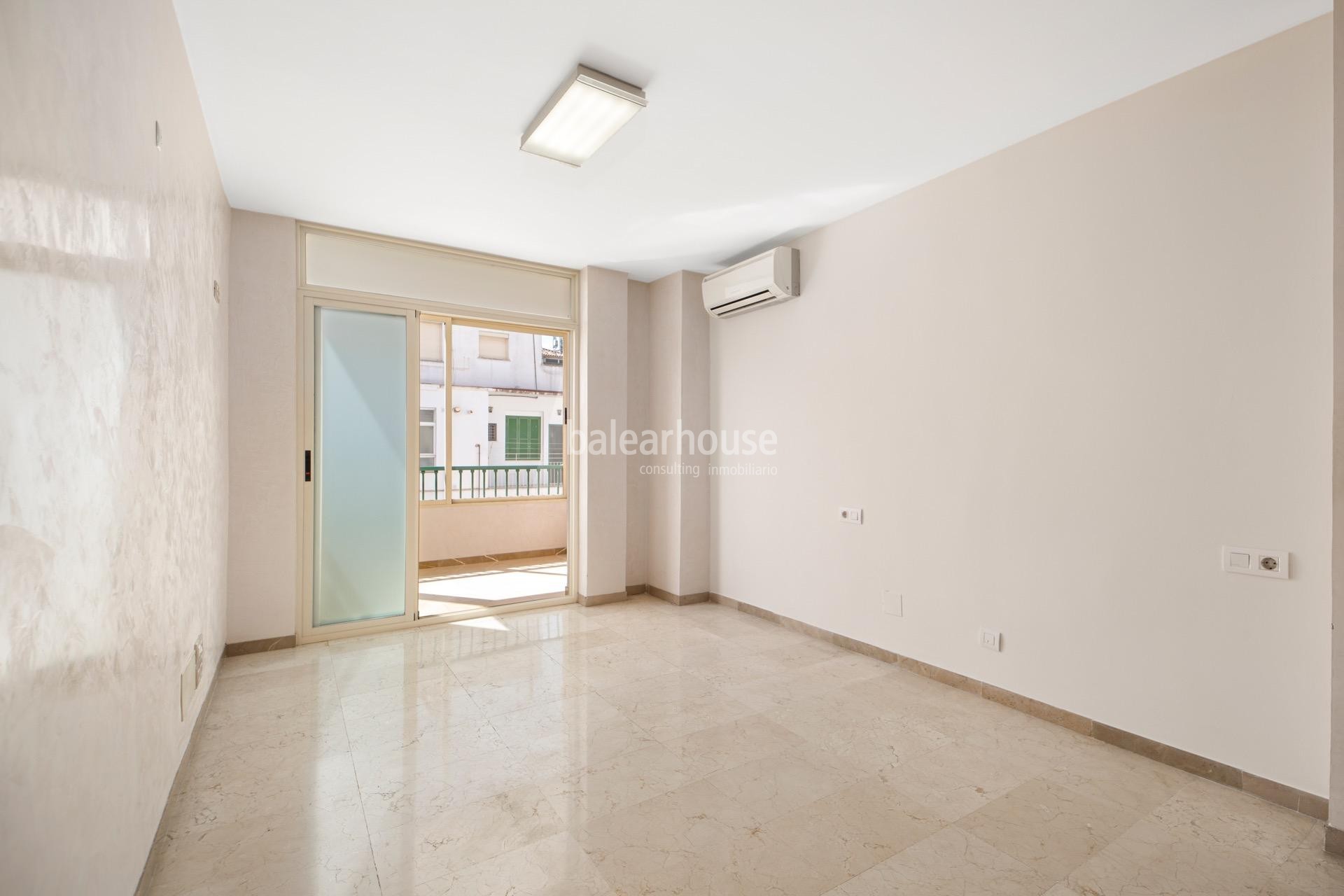 Excelente y luminoso piso de grandes dimensiones ubicado en la zona centro de Palma.