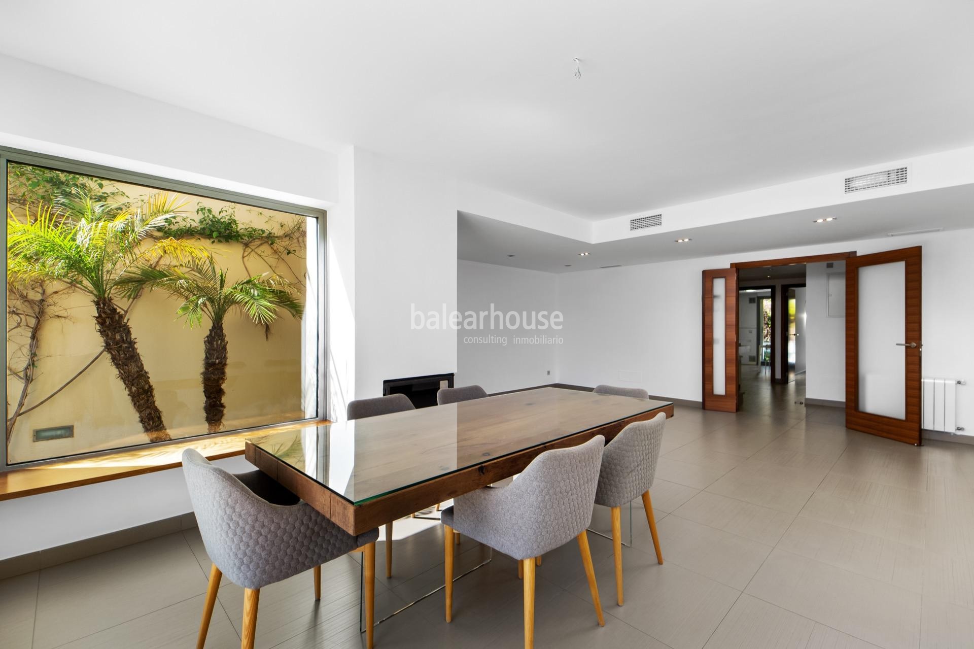 Excelente chalet pareado con modernos y luminosos interiores en el verde entorno de Sa Teulera