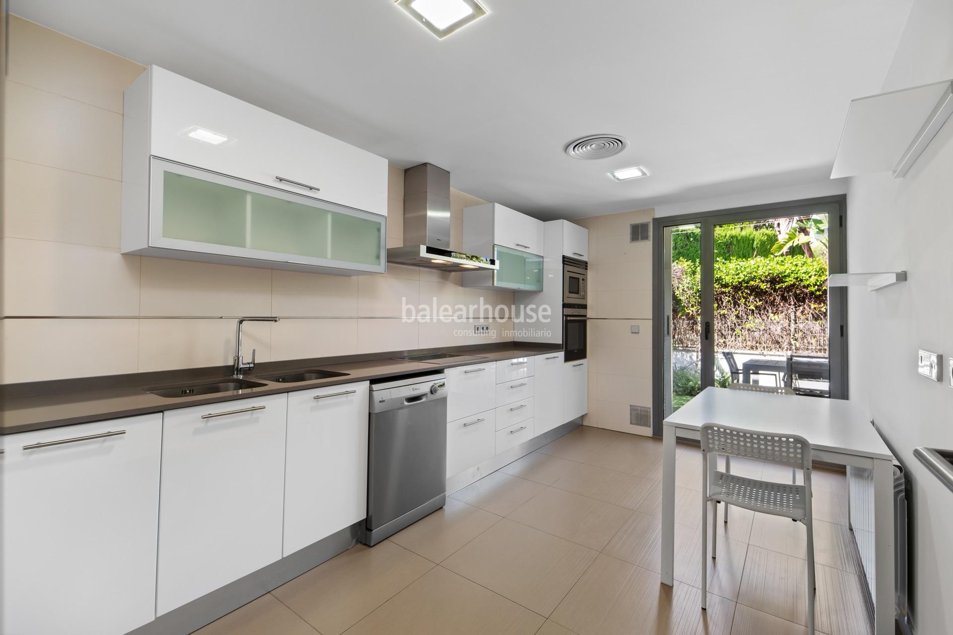Excelente chalet pareado con modernos y luminosos interiores en el verde entorno de Sa Teulera
