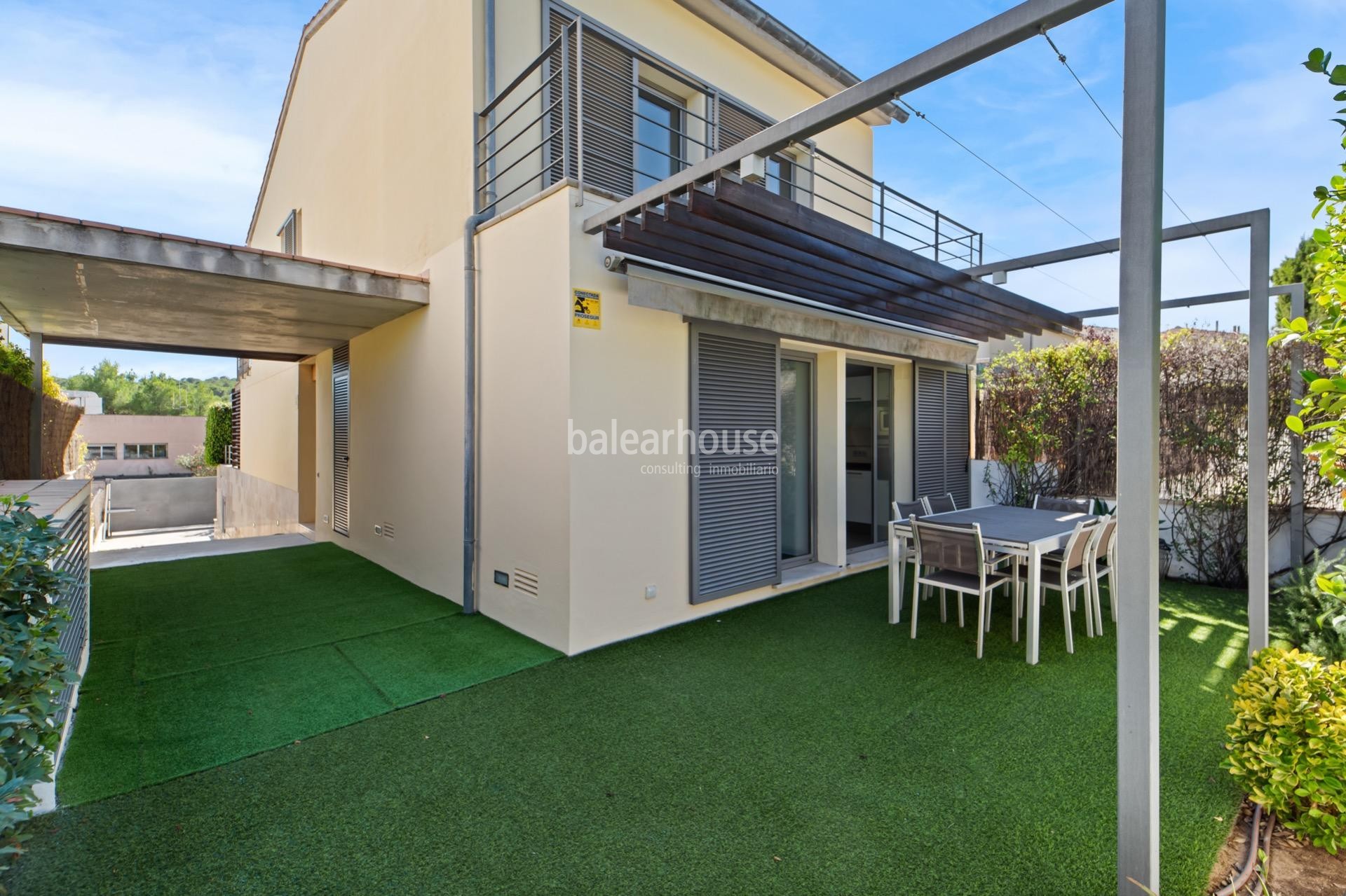 Excelente chalet pareado con modernos y luminosos interiores en el verde entorno de Sa Teulera