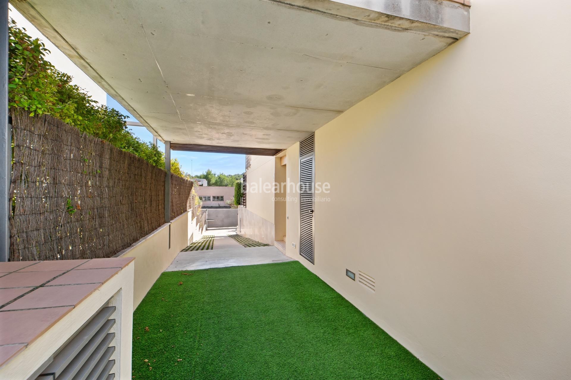 Excelente chalet pareado con modernos y luminosos interiores en el verde entorno de Sa Teulera