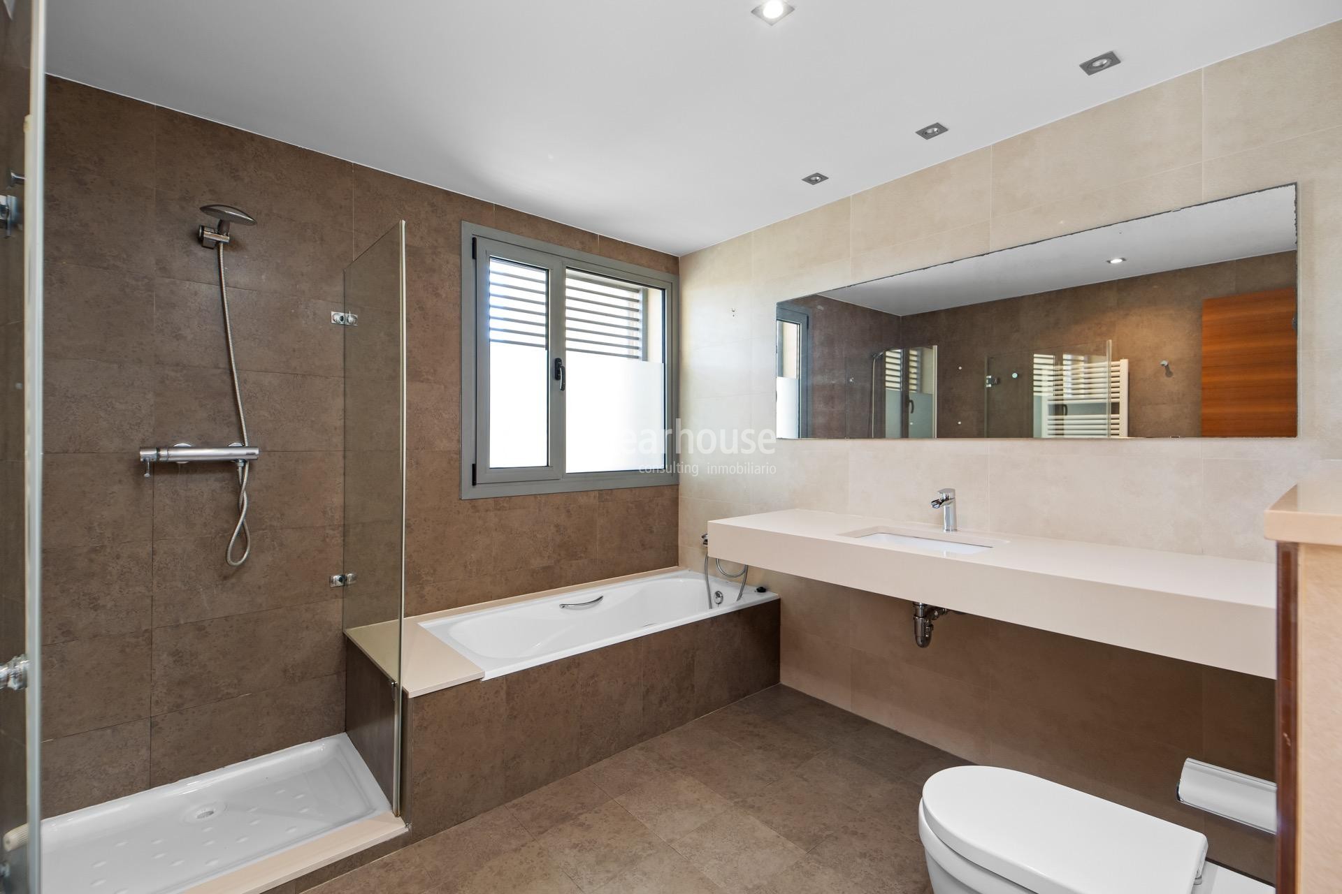 Excelente chalet pareado con modernos y luminosos interiores en el verde entorno de Sa Teulera