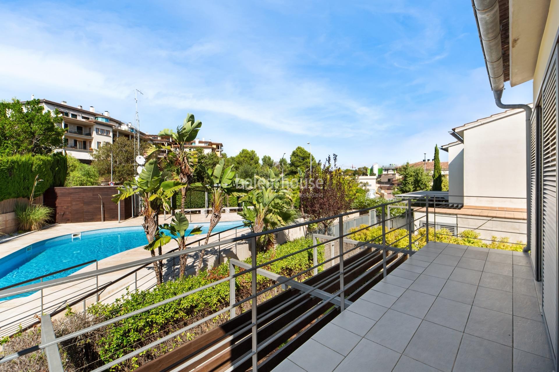 Excelente chalet pareado con modernos y luminosos interiores en el verde entorno de Sa Teulera
