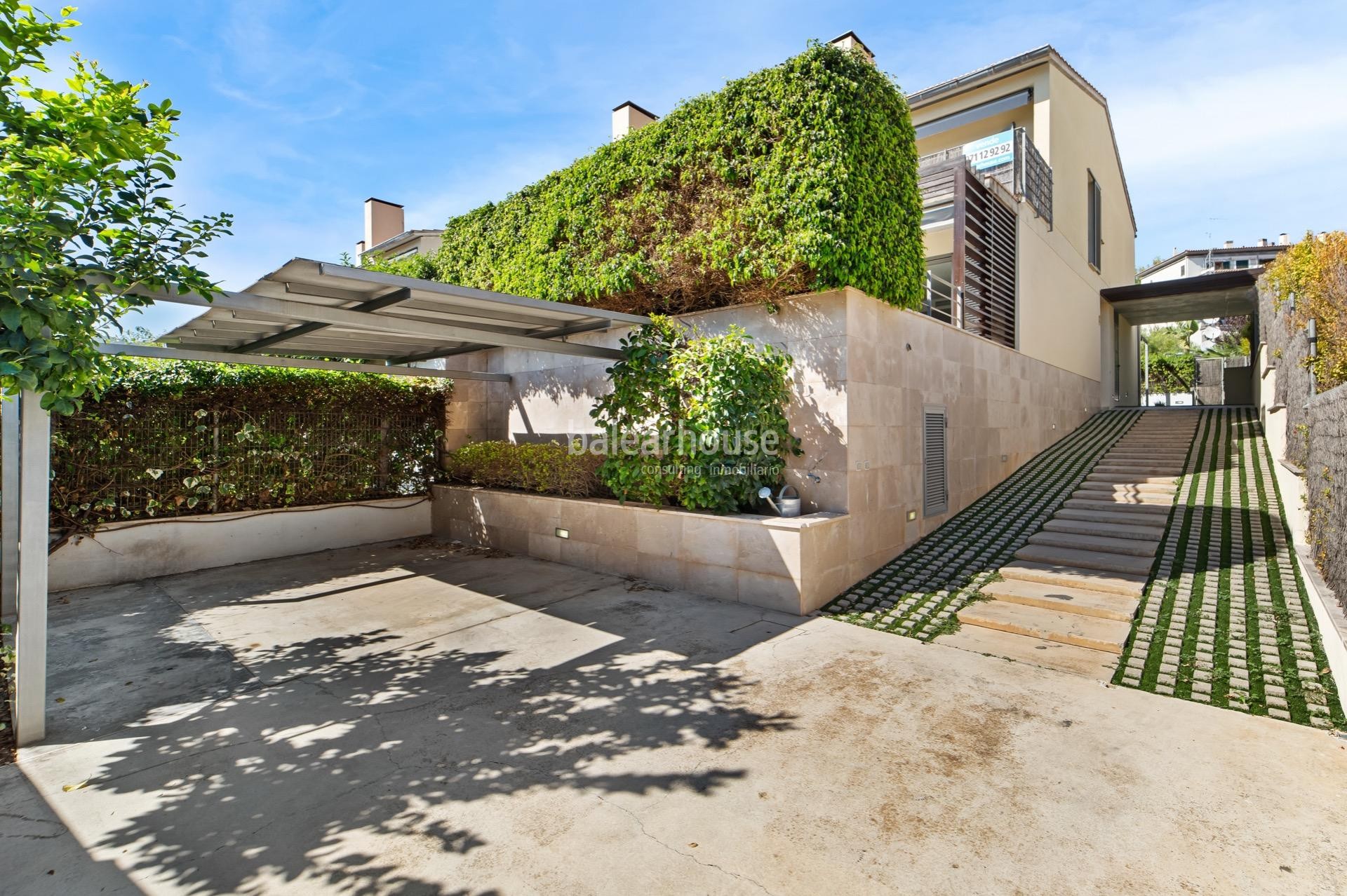 Excelente chalet pareado con modernos y luminosos interiores en el verde entorno de Sa Teulera