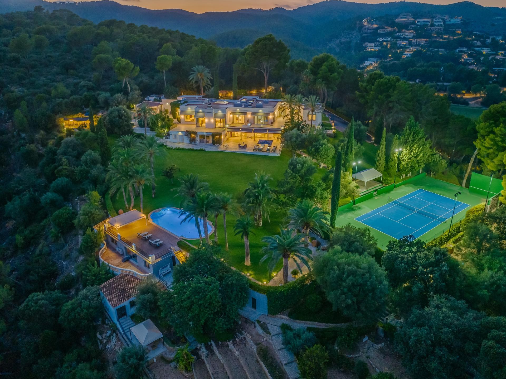 Luxus-Anwesen in Son Vida mit absoluter Privatsphäre und Panoramablicken auf die Bucht von Palma