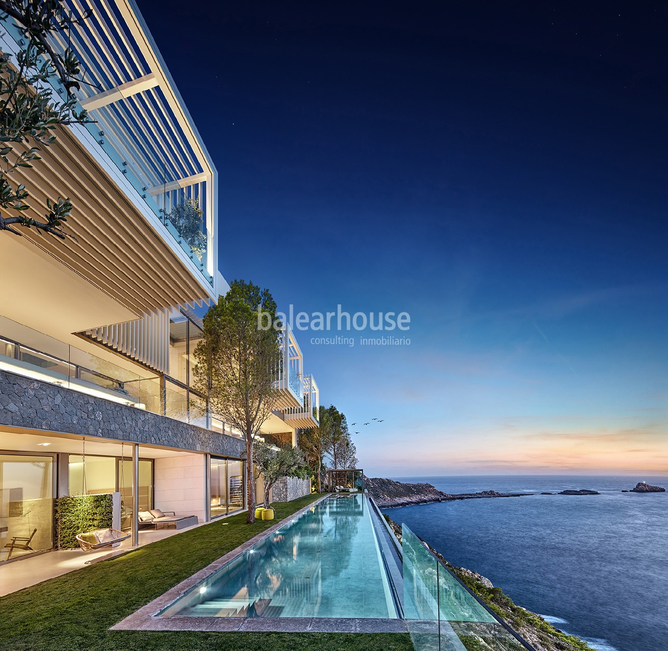EXCLUSIVE. Spektakuläre Villa am Meer in Port Adriano; Luxus und Design auf höchstem Niveau.