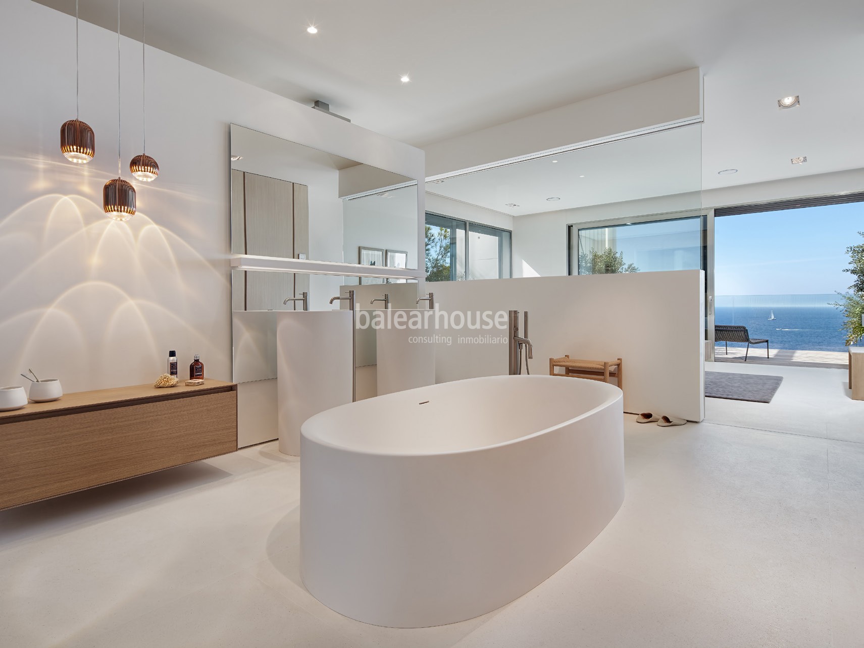 EXCLUSIVE. Spektakuläre Villa am Meer in Port Adriano; Luxus und Design auf höchstem Niveau.