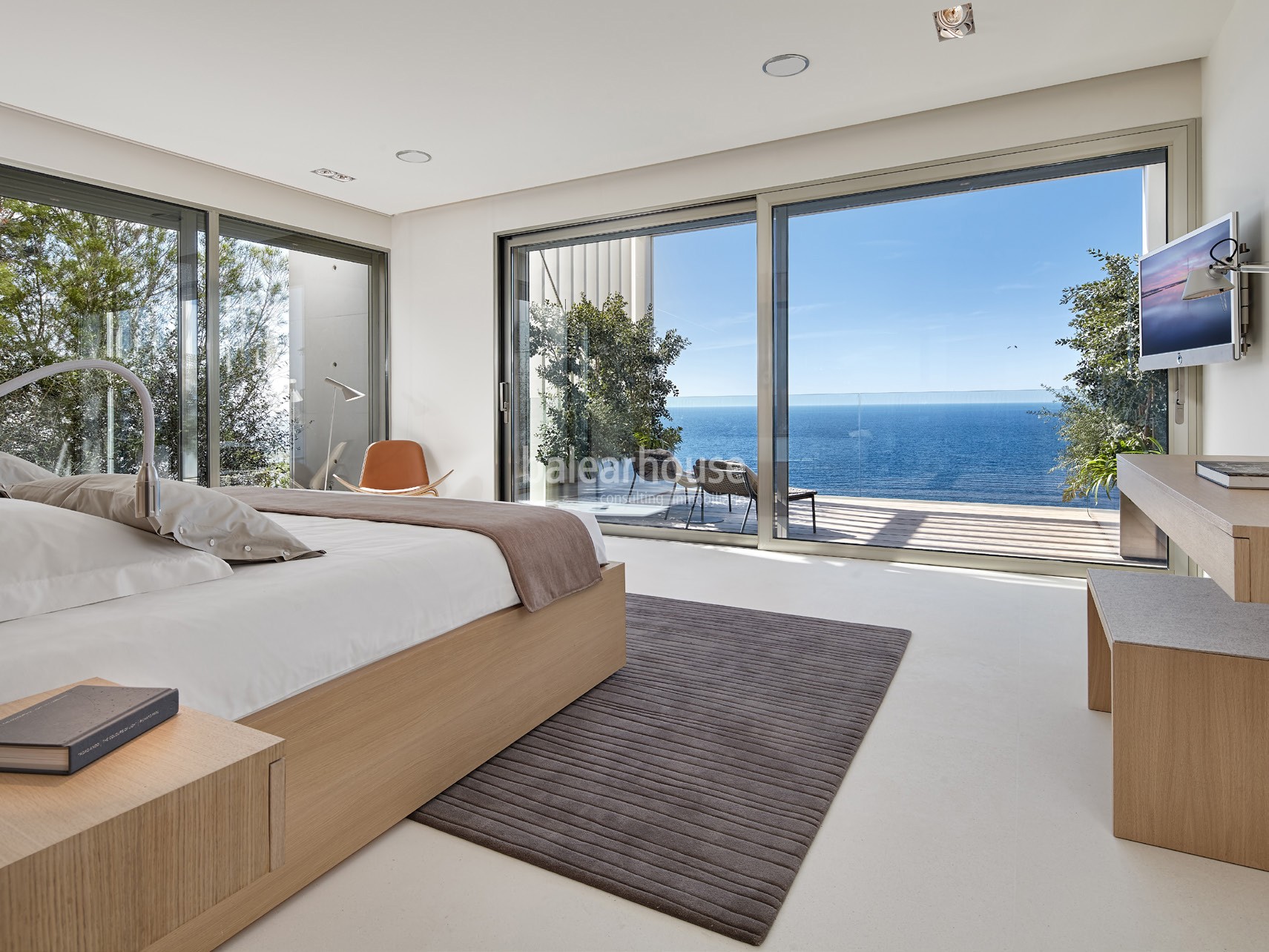 EXCLUSIVE. Spektakuläre Villa am Meer in Port Adriano; Luxus und Design auf höchstem Niveau.
