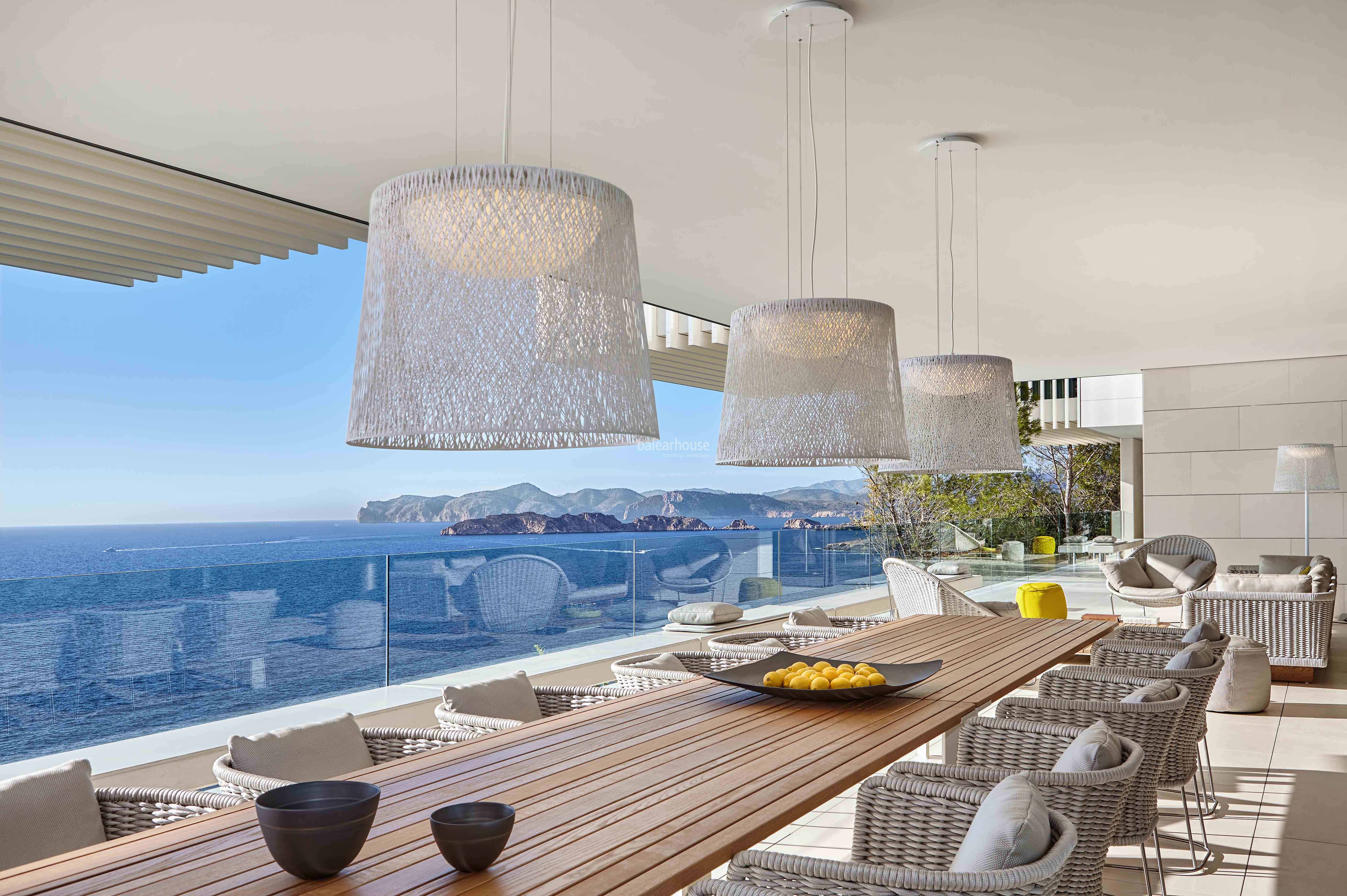 EXCLUSIVE. Spektakuläre Villa am Meer in Port Adriano; Luxus und Design auf höchstem Niveau.