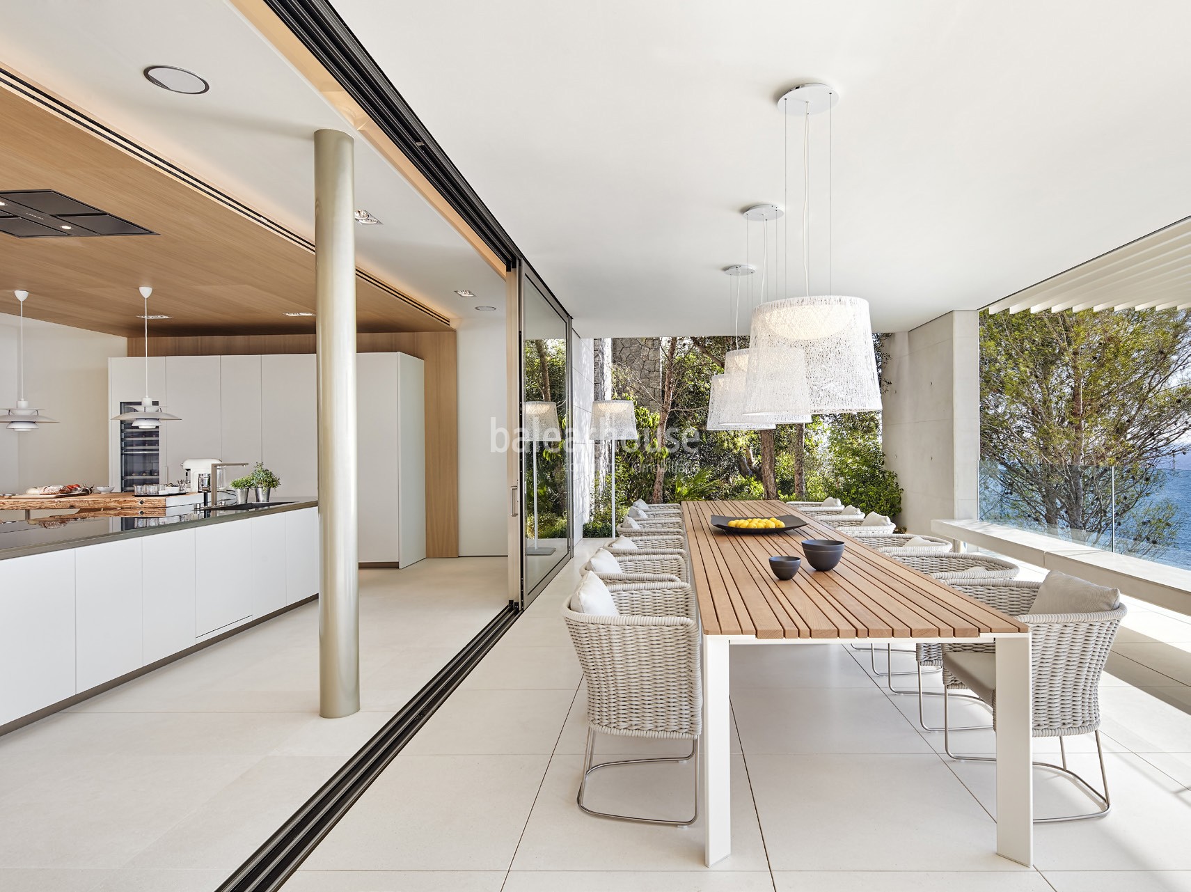 EXCLUSIVE. Spektakuläre Villa am Meer in Port Adriano; Luxus und Design auf höchstem Niveau.