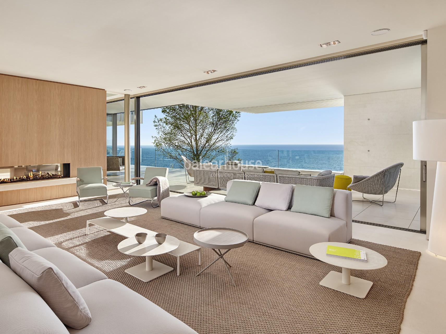 EXCLUSIVA. Espectacular villa frente al mar en Port Adriano; lujo y diseño en su máximo nivel.