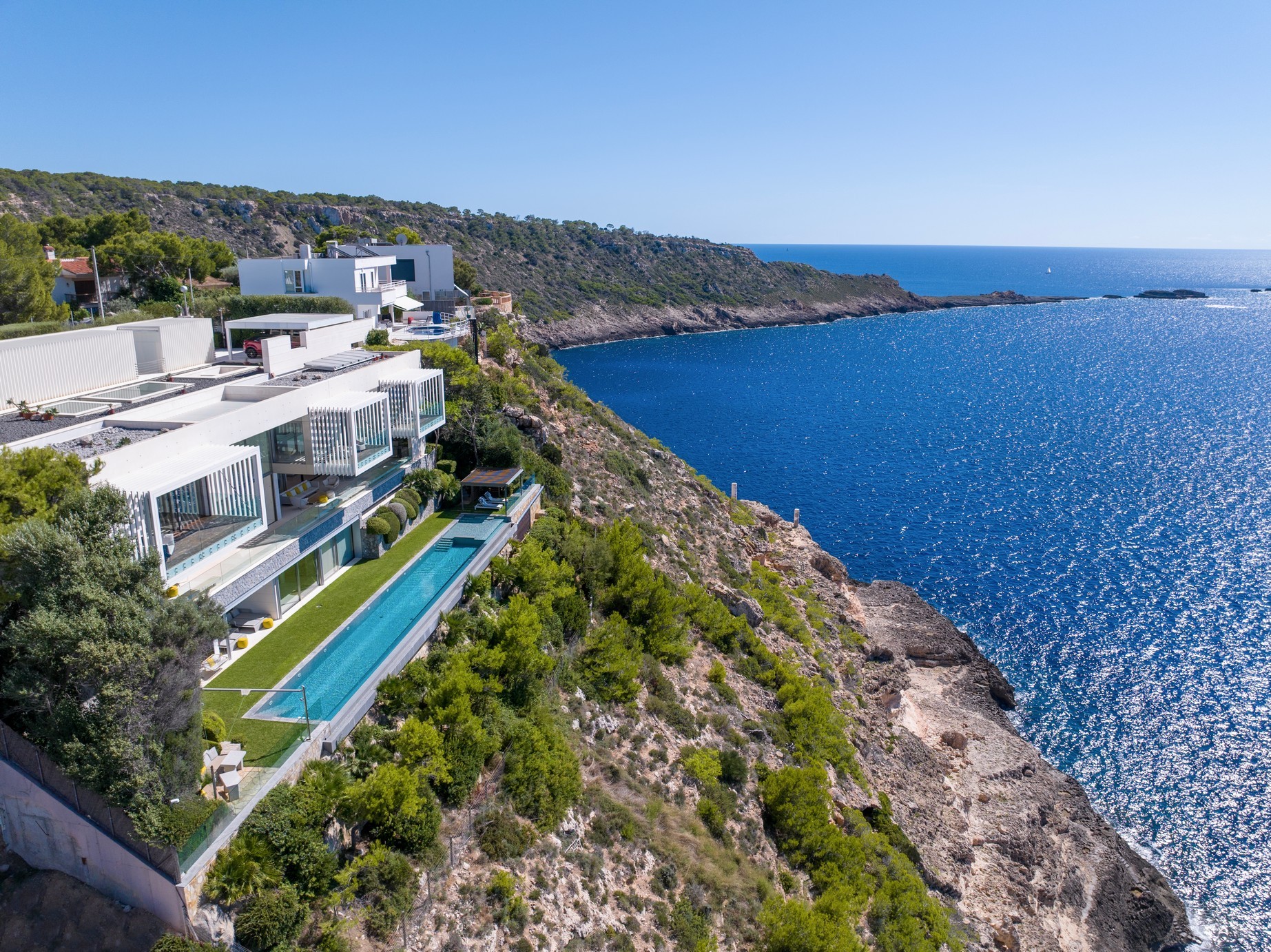 EXCLUSIVE. Spektakuläre Villa am Meer in Port Adriano; Luxus und Design auf höchstem Niveau.