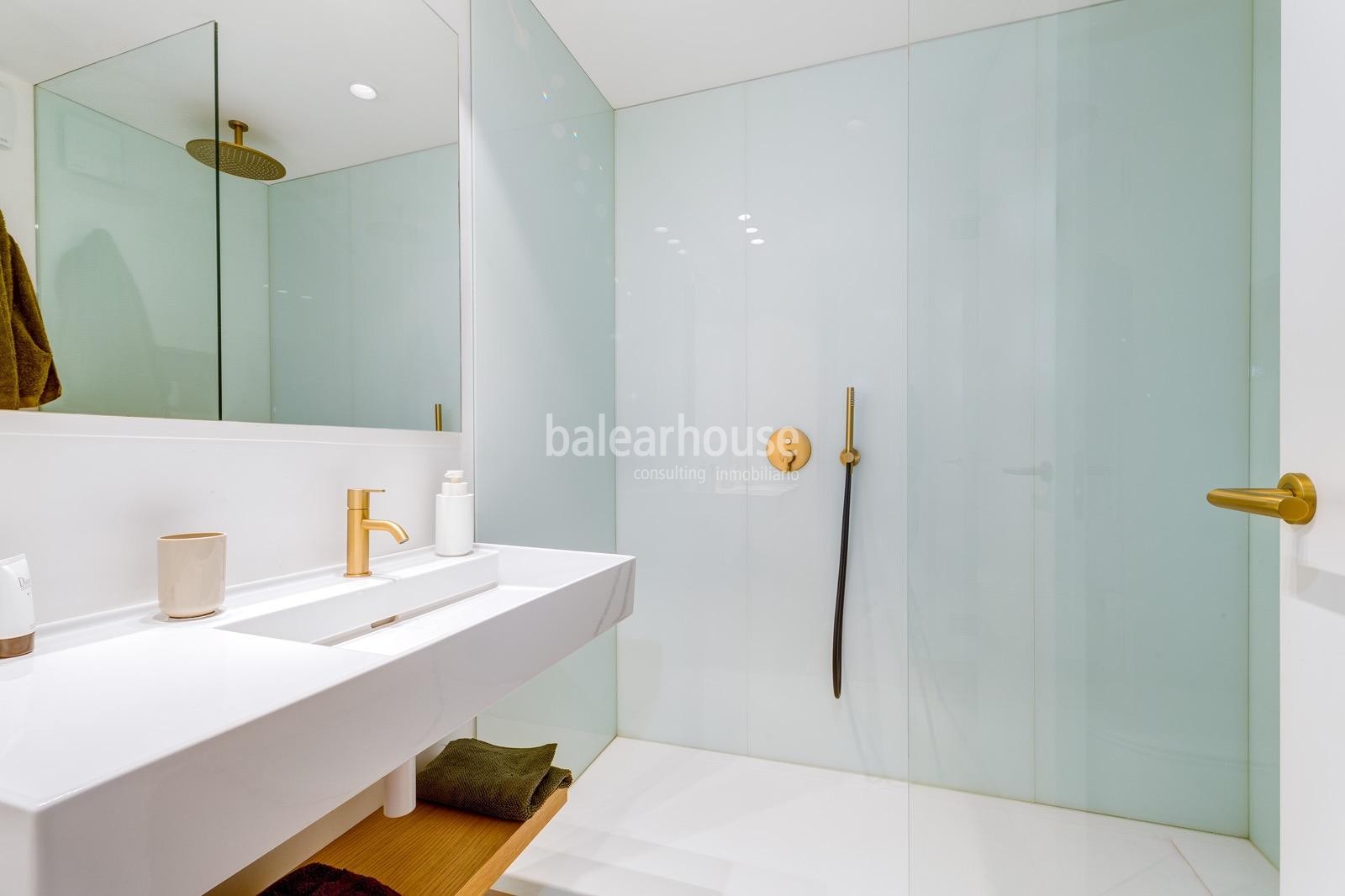 Magnificent large refurbished flat in the centre of Palma with a modern design and high qualities.