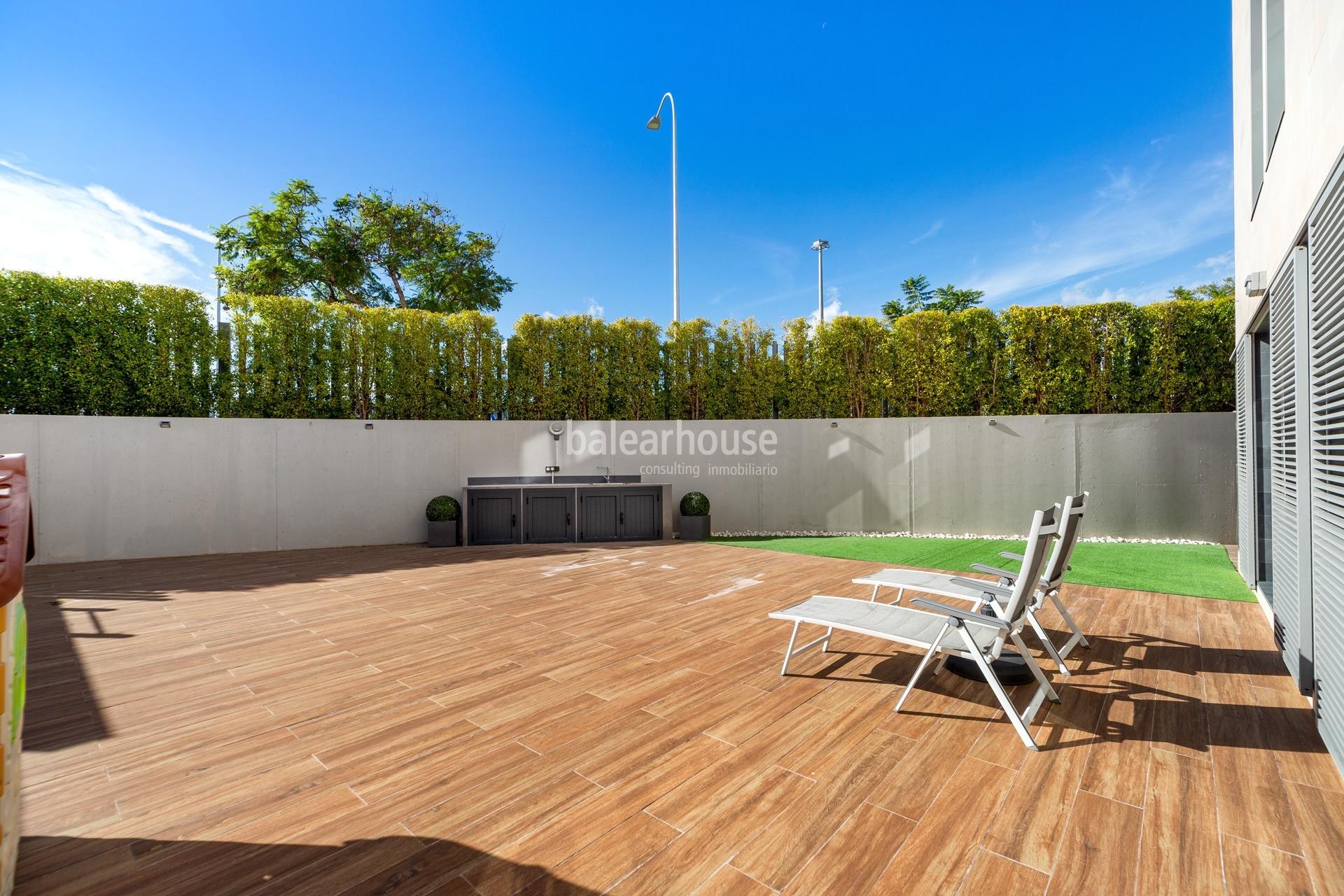 Excellent ground floor with large gardens and private terraces next to the golf course in Palma