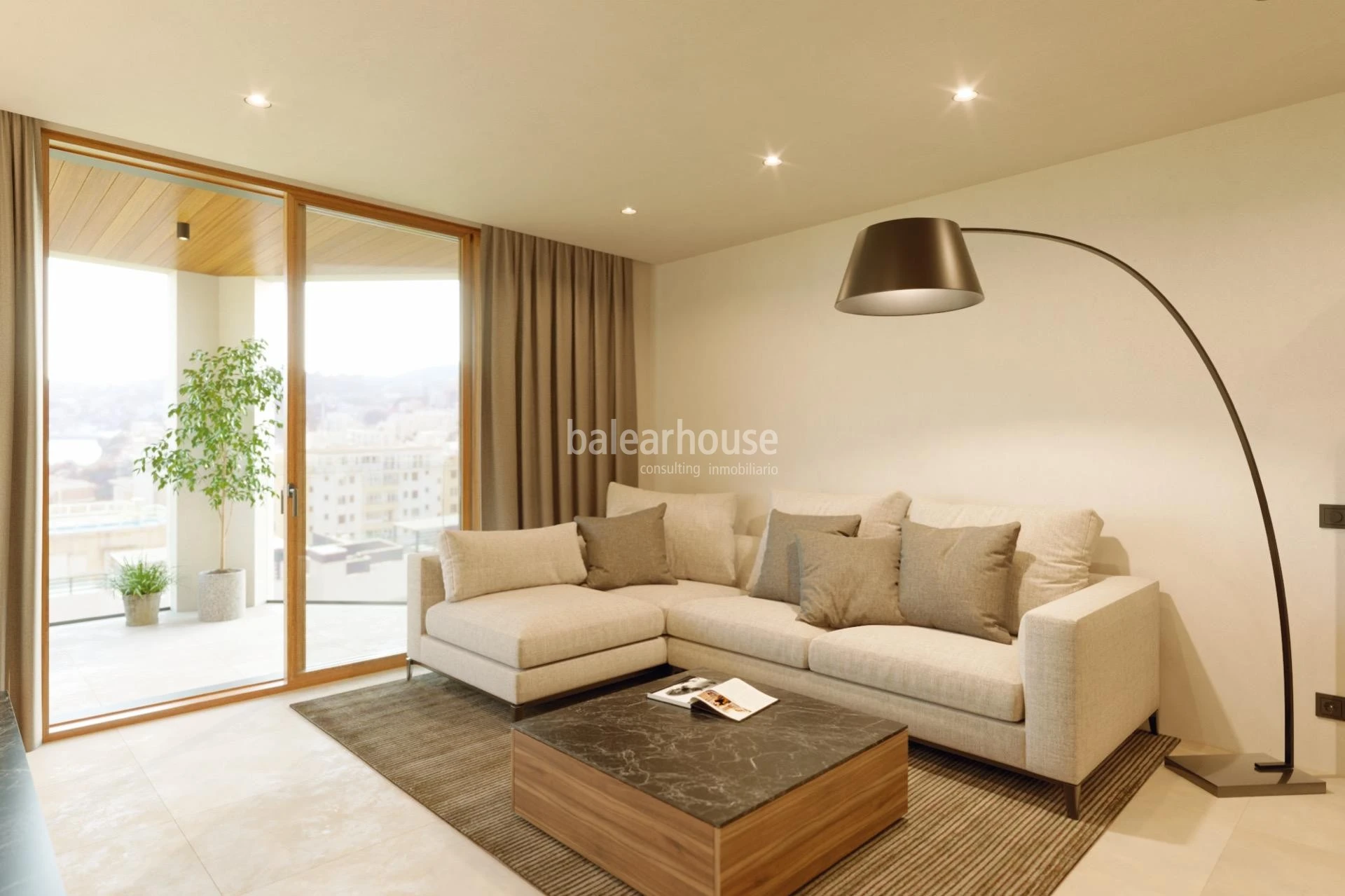 Altas calidades en este exclusivo ático de obra nueva con solarium y piscina privados cerca del mar