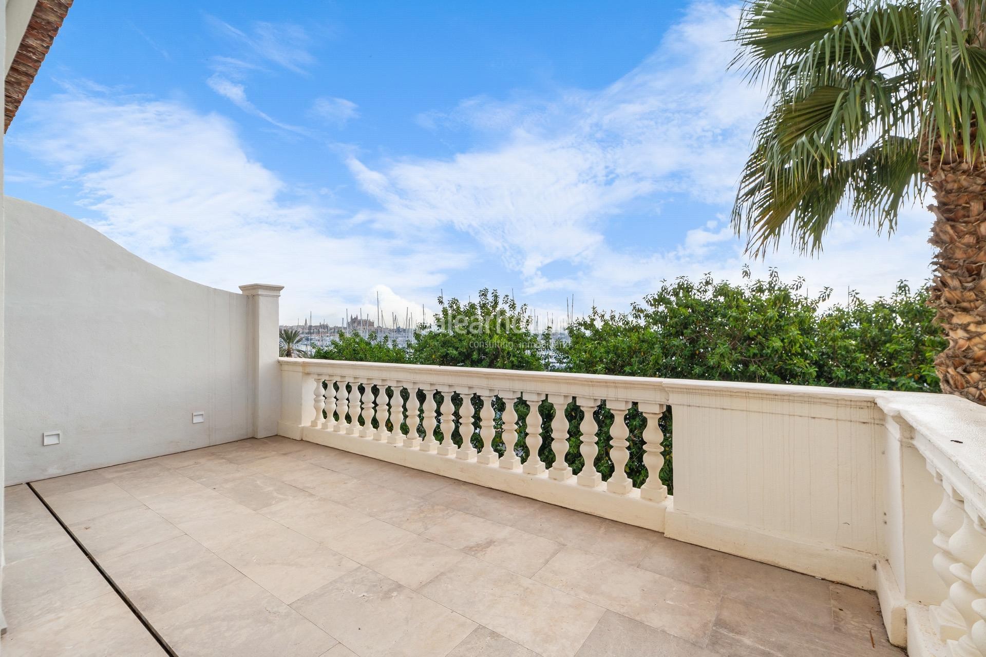 Excellent refurbished flat on the seafront of the Paseo Marítimo with modern spaces and sea views.