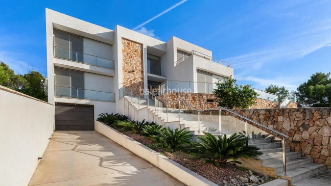 Large modern design villa with high qualities and unobstructed views in Cala Vinyas