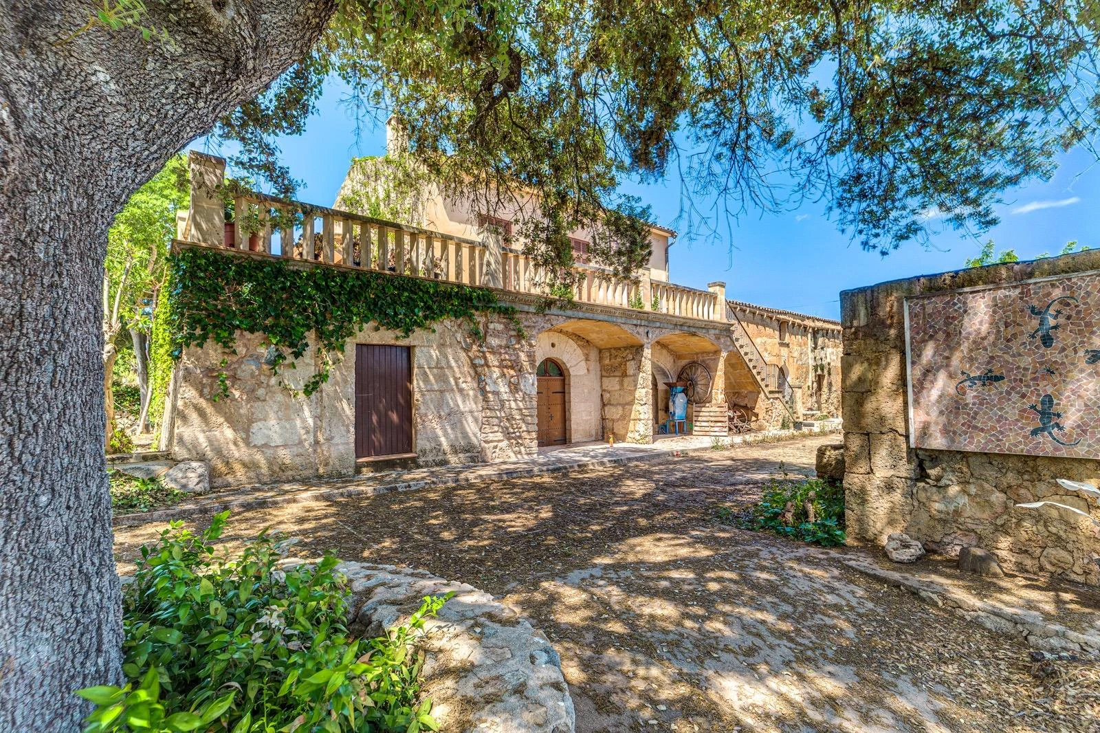 Gran finca dentro de un extenso terreno con increíbles espacios exteriores y muy cerca de playas.