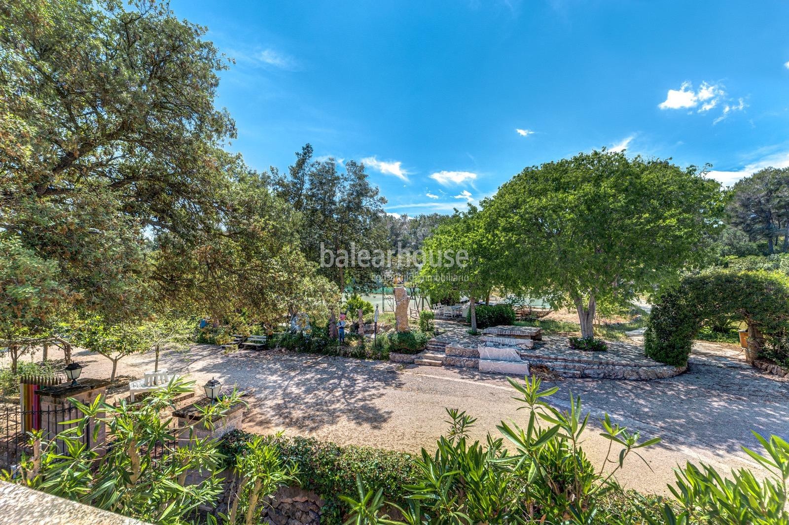 Gran finca dentro de un extenso terreno con increíbles espacios exteriores y muy cerca de playas.