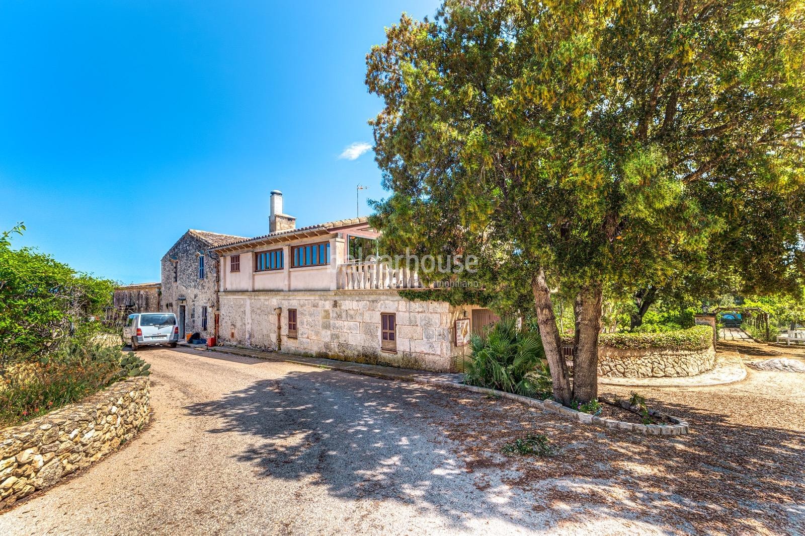 Gran finca dentro de un extenso terreno con increíbles espacios exteriores y muy cerca de playas.