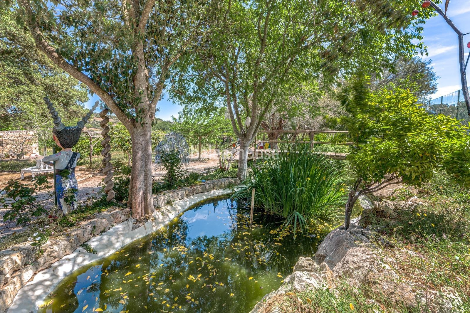 Gran finca dentro de un extenso terreno con increíbles espacios exteriores y muy cerca de playas.