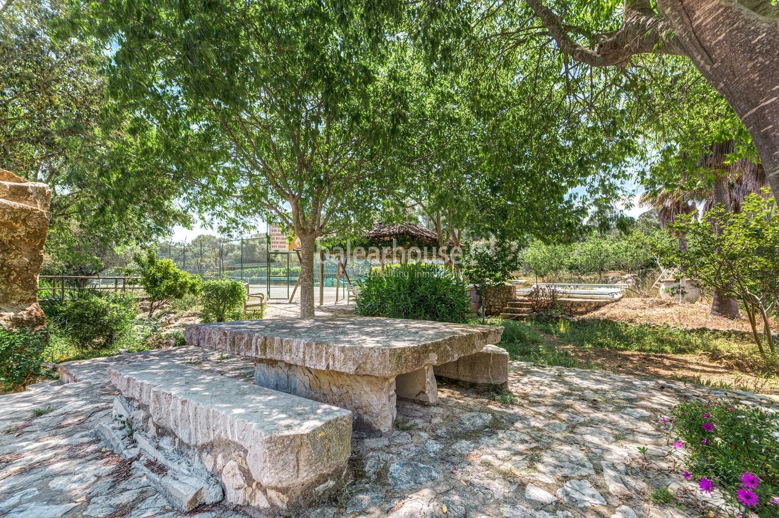 Gran finca dentro de un extenso terreno con increíbles espacios exteriores y muy cerca de playas.