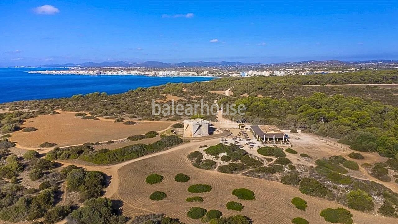 Gran finca dentro de un extenso terreno con increíbles espacios exteriores y muy cerca de playas.