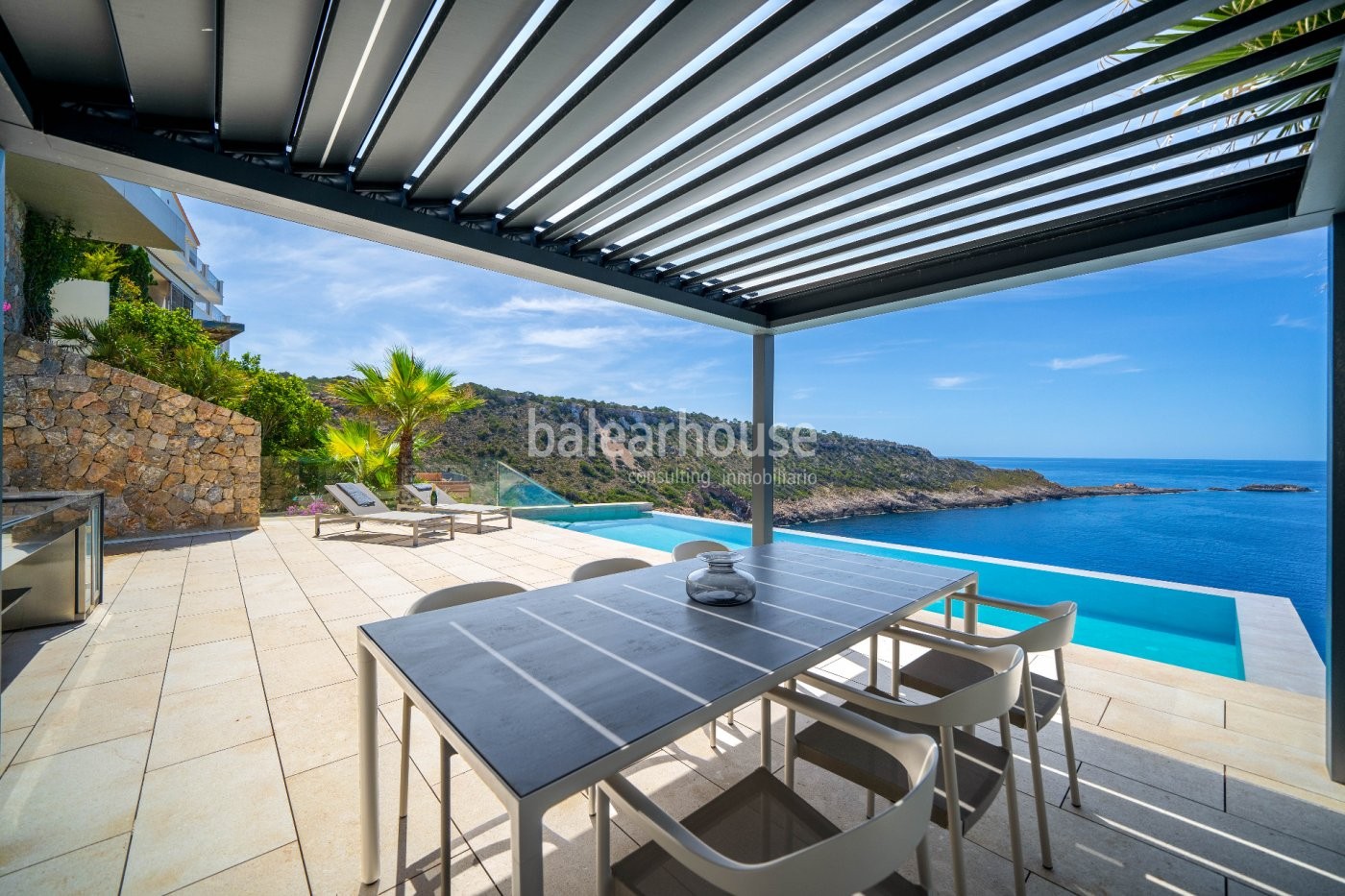 Imponentes vistas al mar desde esta moderna villa en primera línea de Port Adriano.