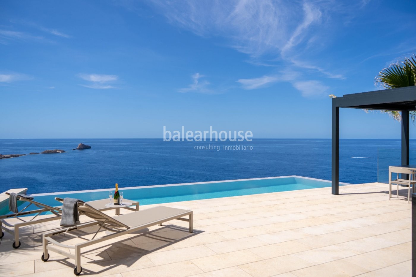 Imponentes vistas al mar desde esta moderna villa en primera línea de Port Adriano.