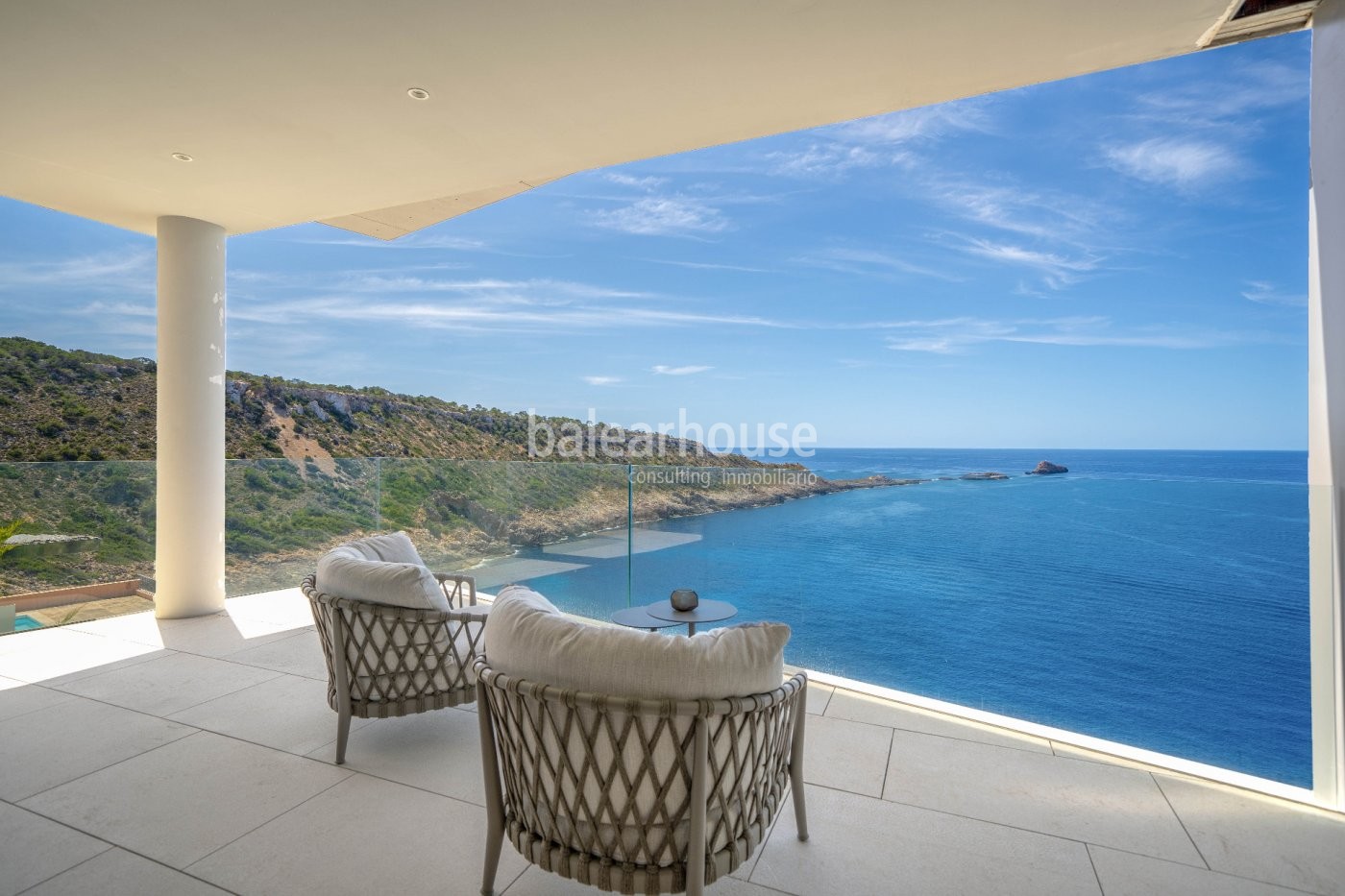 Imponentes vistas al mar desde esta moderna villa en primera línea de Port Adriano.