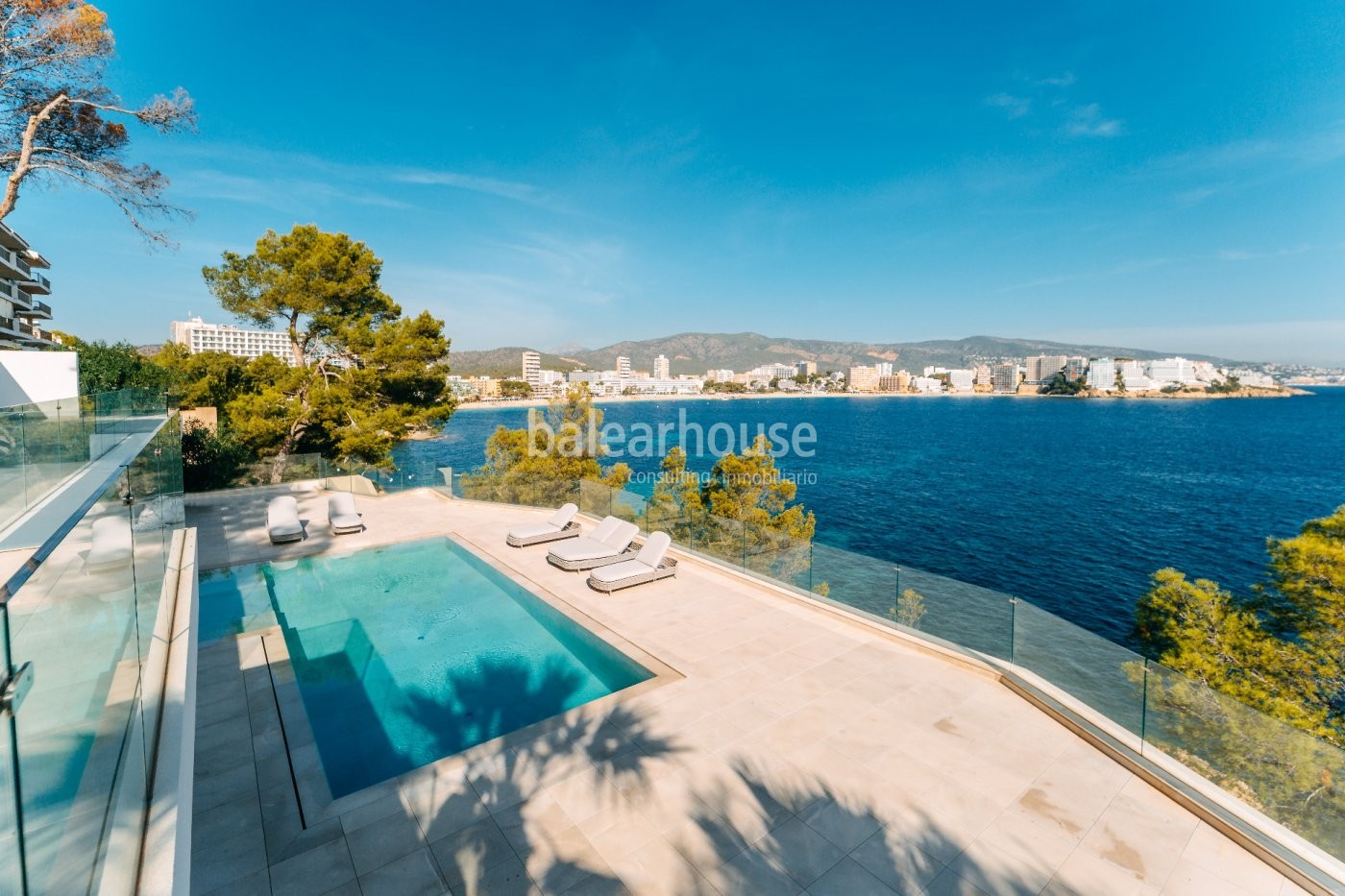 Avant-garde design and direct access to the sea in this villa located in Cala Vinyas.