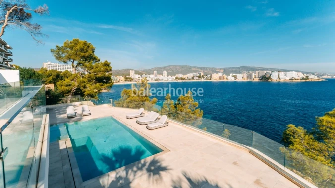 Avant-garde design and direct access to the sea in this villa located in Cala Vinyas.