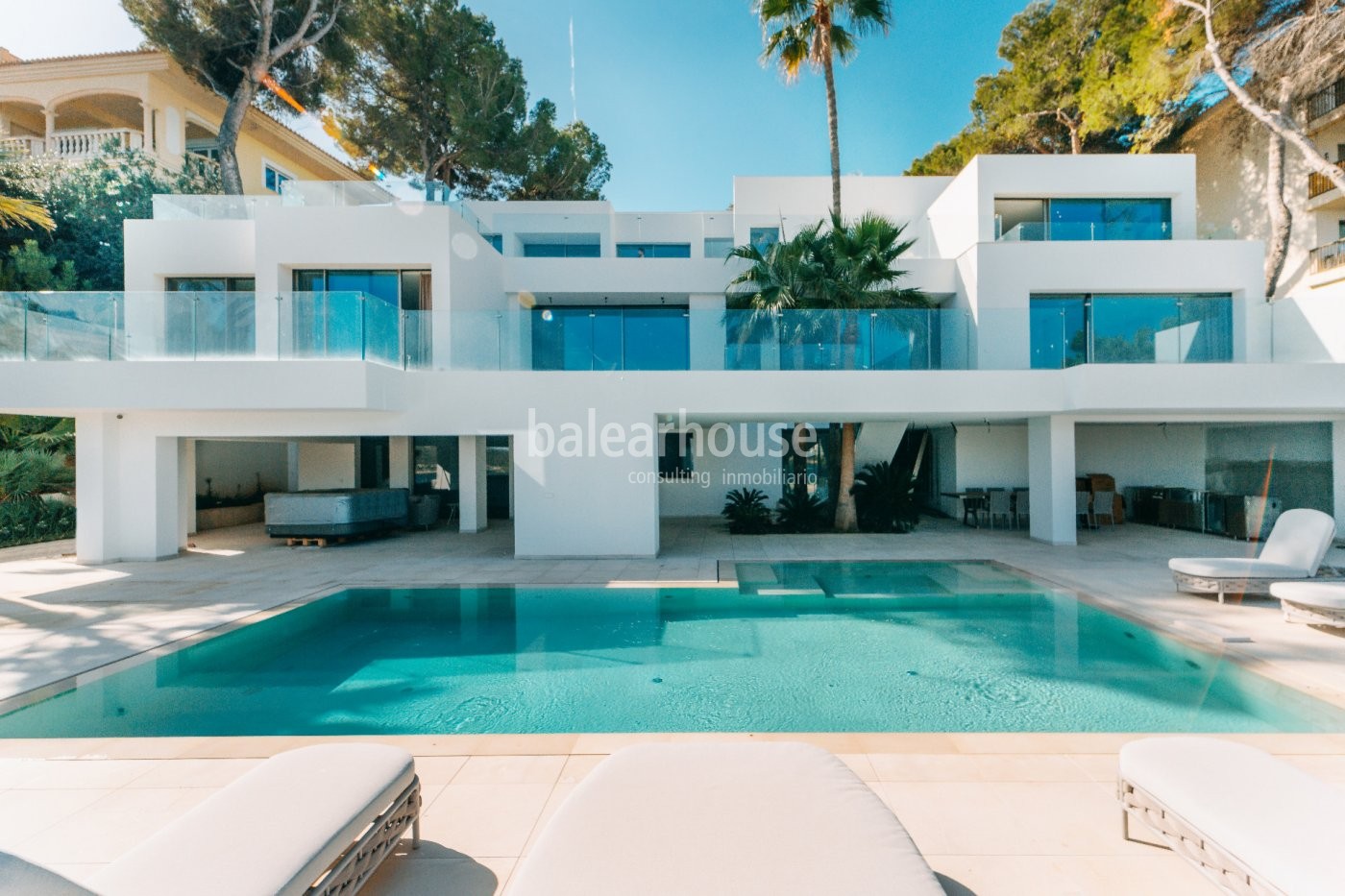 Avant-garde design and direct access to the sea in this villa located in Cala Vinyas.