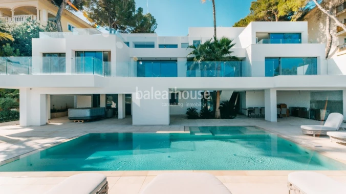 Avant-garde design and direct access to the sea in this villa located in Cala Vinyas.