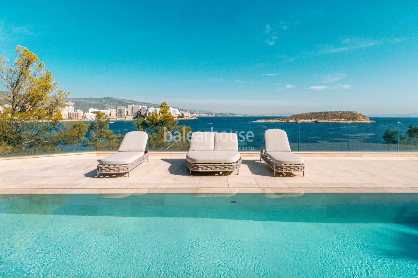 Avant-garde design and direct access to the sea in this villa located in Cala Vinyas.