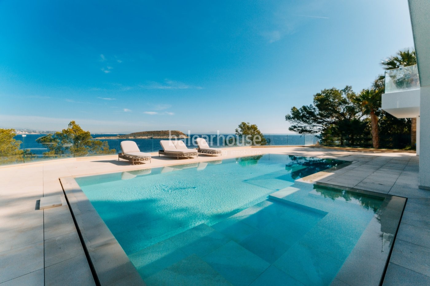 Avantgardistisches Design und direkter Zugang zum Meer in dieser Villa in Cala Vinyas.