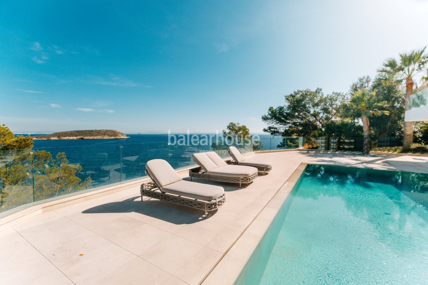 Avantgardistisches Design und direkter Zugang zum Meer in dieser Villa in Cala Vinyas.