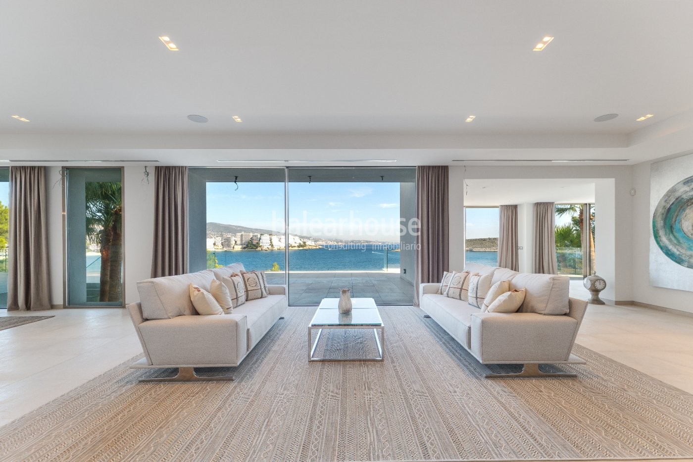 Avant-garde design and direct access to the sea in this villa located in Cala Vinyas.