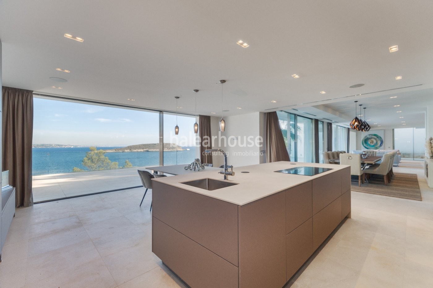 Avantgardistisches Design und direkter Zugang zum Meer in dieser Villa in Cala Vinyas.